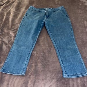 Old Navy Trouser Style Cropped Jeans. Women’s Size 12. Medium wash denim.